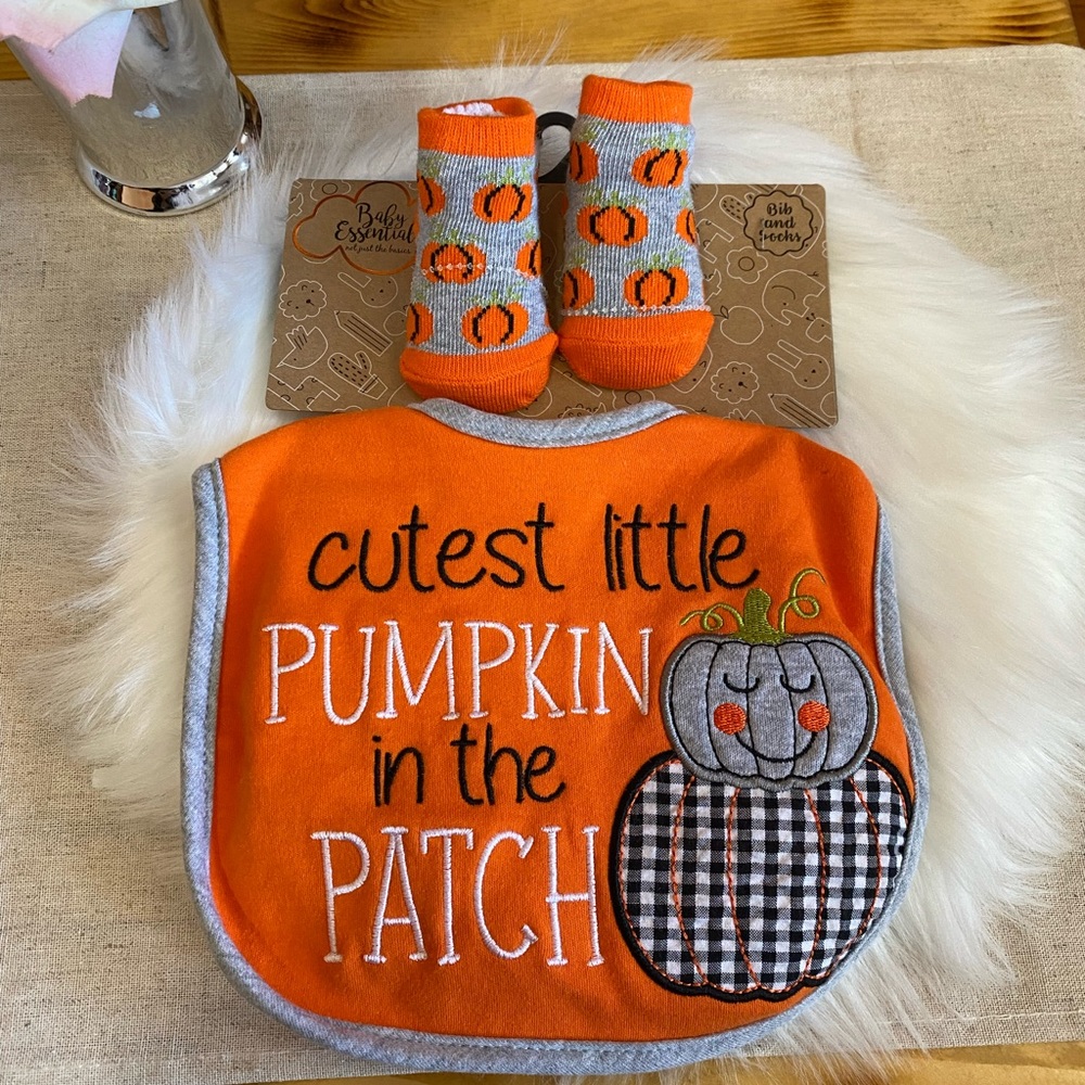 🎃Halloween/Fall Baby bundle Socks and Bib🎃
